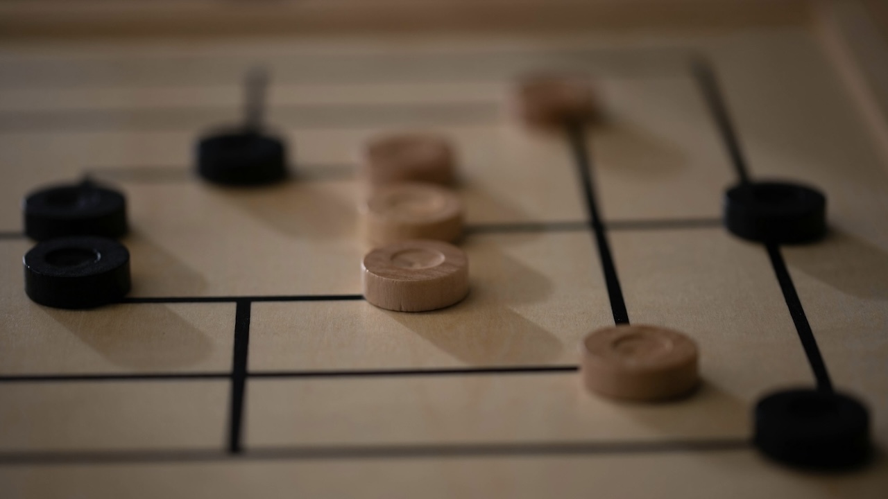 Board game showing pattern recognition, logical reasoning and problem solving ability